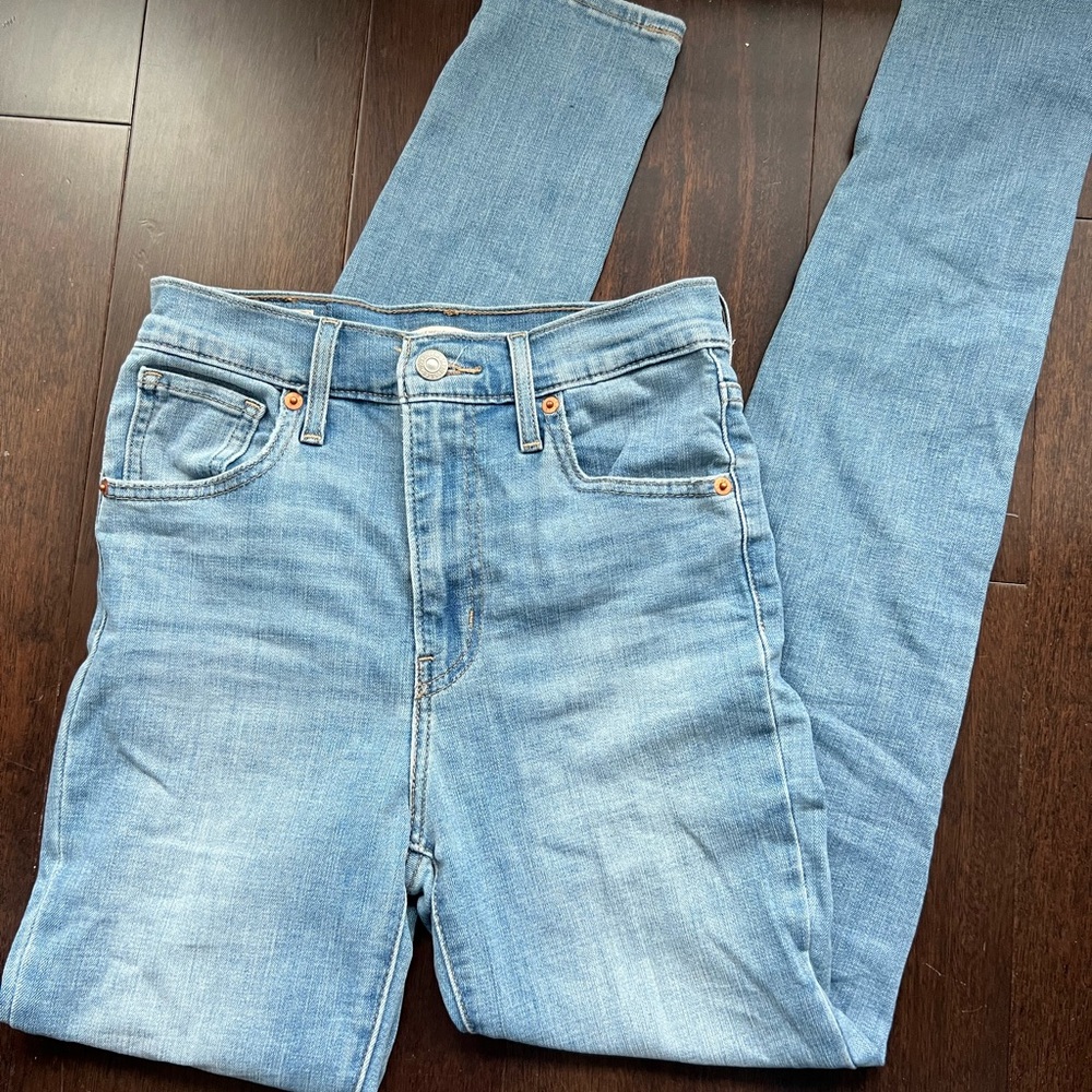 Levi’s light wash skinny jeans